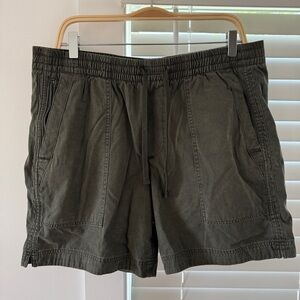 ABERCROMBIE & FITCH COURT SHORTS IN OLIVE SIZE LARGE